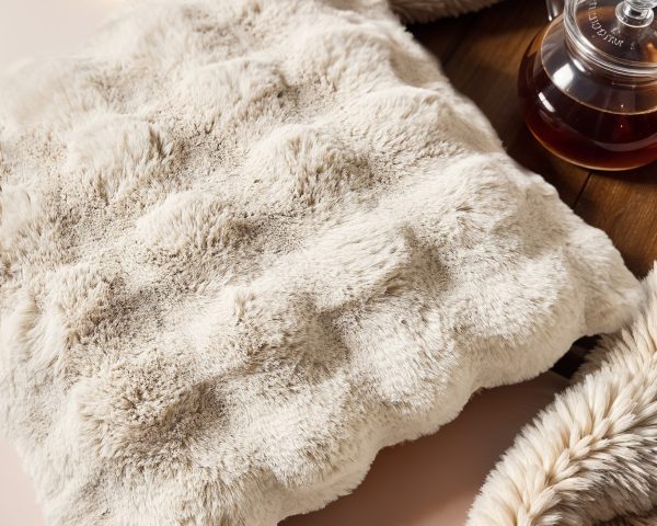 Pom Rabbit Fur sierkussen Beige 50 x 50 – Luxe & Zacht