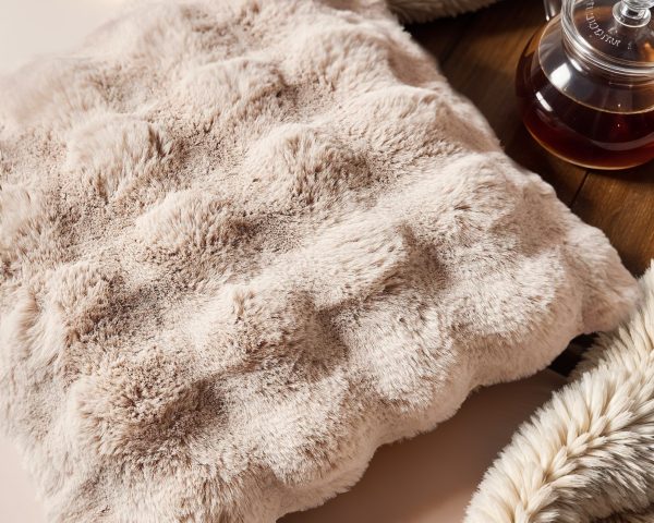 Pom Rabbit Fur sierkussen Zand 50 x 50 – Luxe & Zacht