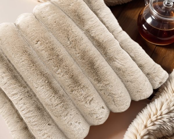 Rib Rabbit Fur Sierkussen Zand 50 x 50 – Luxe & Zacht