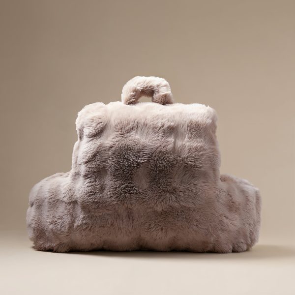Bedrest Pompom Taupe 34 x 50 – Luxe comfort en stevige ondersteuning