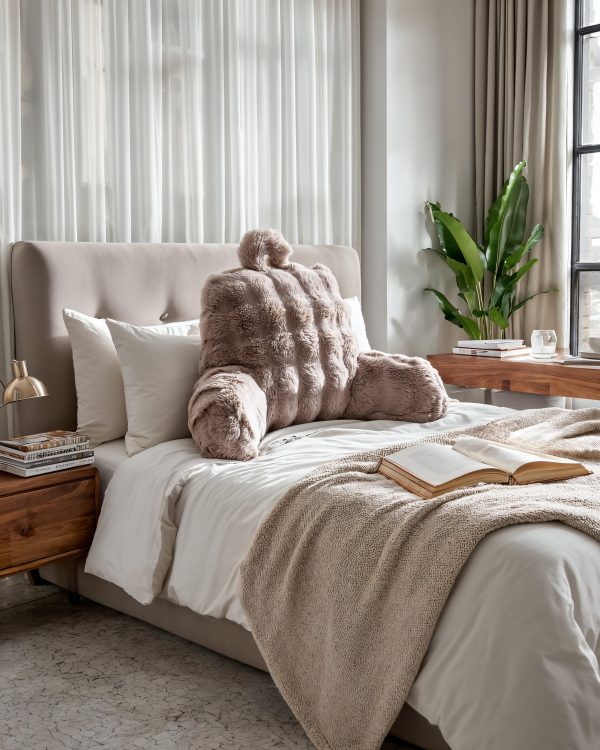 Bedrest Pompom Taupe 34 x 50 – Luxe comfort en stevige ondersteuning